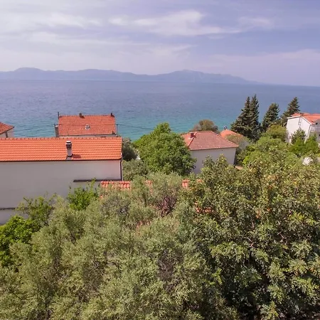 Alexa Apartment Brist