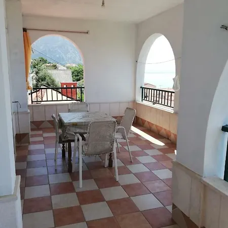 Alexa Apartment Brist